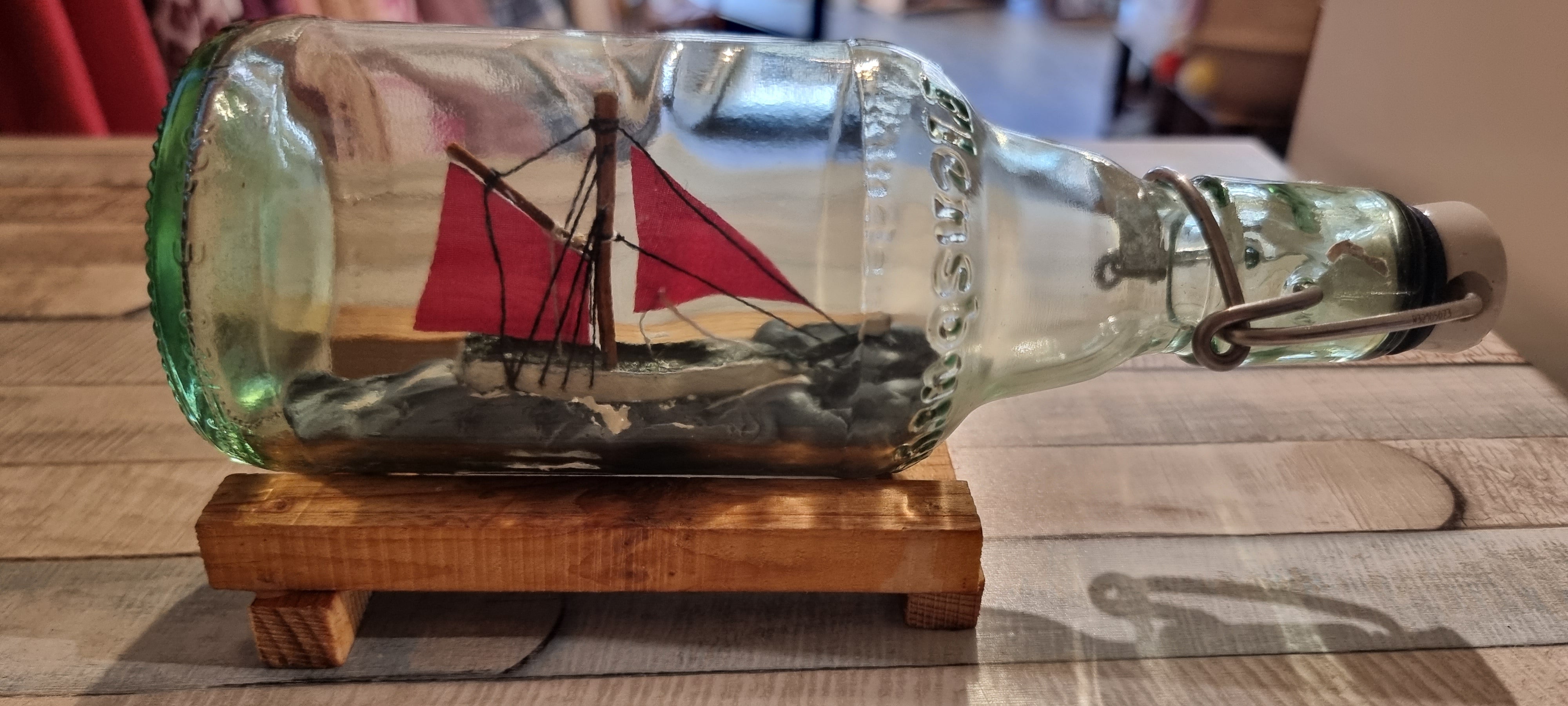 Buddelschiff in Flens-Flasche Dunkelrotes Segel Made in Flensburg