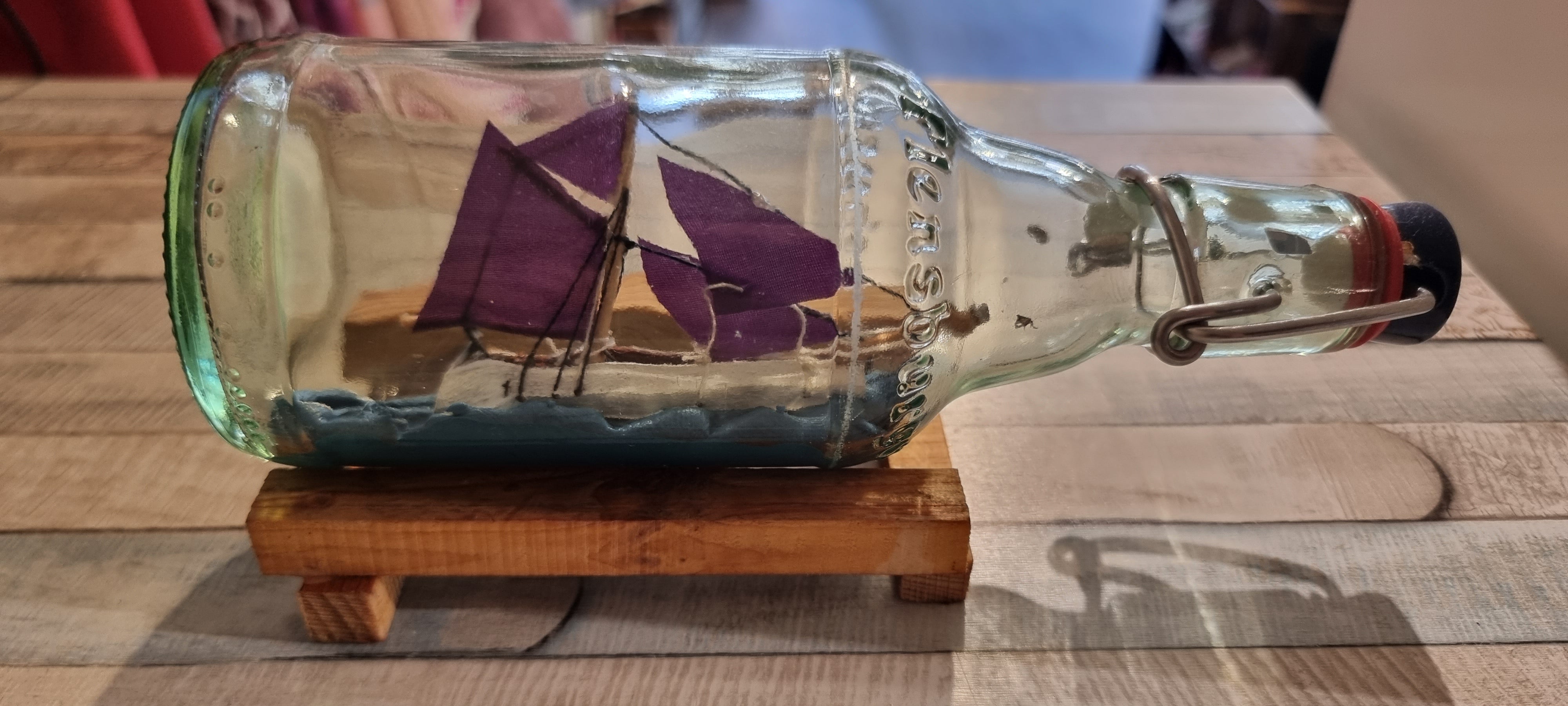 Buddelschiff in Flens-Flasche Violettes Segel Made in Flensburg